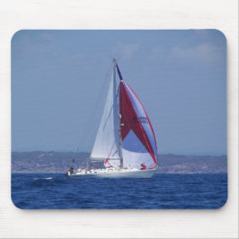 Kleine Yacht, die einen Spinnaker einstellt Mousepad