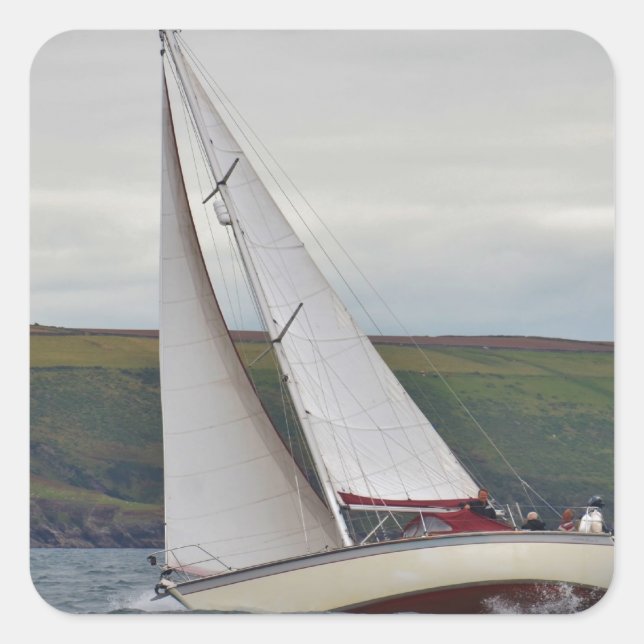 Kleine Yacht hart segeln Quadratischer Aufkleber (Vorderseite)