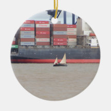 Kleine Yacht und enormes Containerschiff