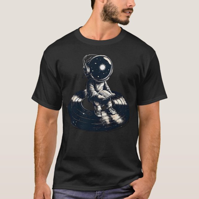 Kleiner Astronaut in Kopfhörern lesen Buch über Vi T-Shirt (Vorderseite)