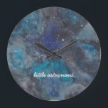 Kleiner Astronautenraum Große Wanduhr<br><div class="desc">Inspirier den Weltraum- oder Wissenschaftsliebhaber in deinem Leben mit dieser Raumthemenuhr mit einer handbemalten Galaxie voller Sterne und Planeten. Mit den Worten "kleiner Astronaut". Text ist vollständig anpassbar. Teil einer Kollektion von Parcel Studios.</div>