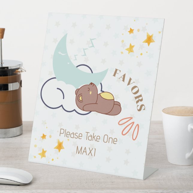 Kleiner Bär auf den Cloud Baby Duschfavoriten Sockelschild (In Situ)