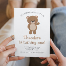 Kleiner Bär, der ein Wald zum ersten Geburtstag ma