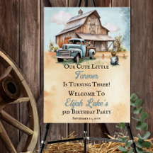 Kleiner Bauer, der das 3. Geburtstag-Party dreht