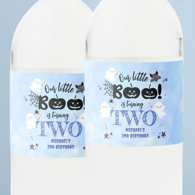 Kleiner Boo! Niedlicher Junge Spooky Halloween 2.  Wasserflaschenetikett (Von Creator hochgeladen)