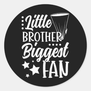 Kleiner Bruder Cheer Bruder einer Cheerleaderin Br Runder Aufkleber