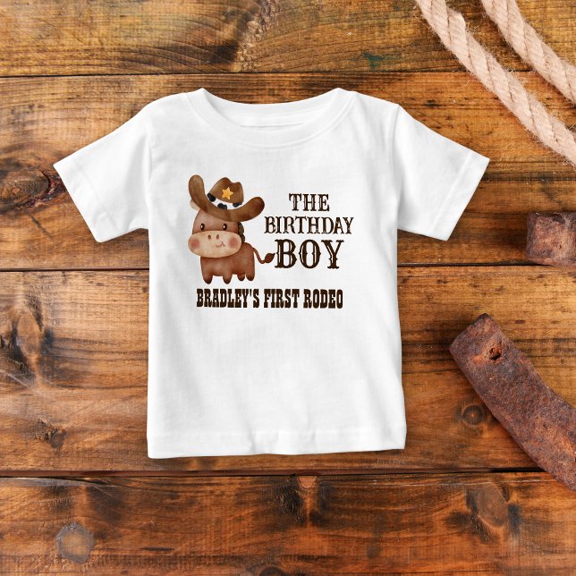 Kleiner Cowboy erster Rodeo personalisierter Name Baby T-shirt (Von Creator hochgeladen)