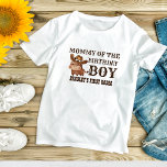 Kleiner Cowboy erster Rodeo personalisierter Name T-Shirt<br><div class="desc">Kleiner Cowboy erste Rodeo personalisierte Namen Familie passend T - Shirt.</div>