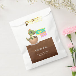 Kleiner Dinosaurier schlüpft bald Geschenktütchen