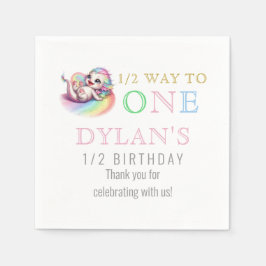 Kleiner Drache auf halbem Weg zu einem rosa 6. Geb Serviette