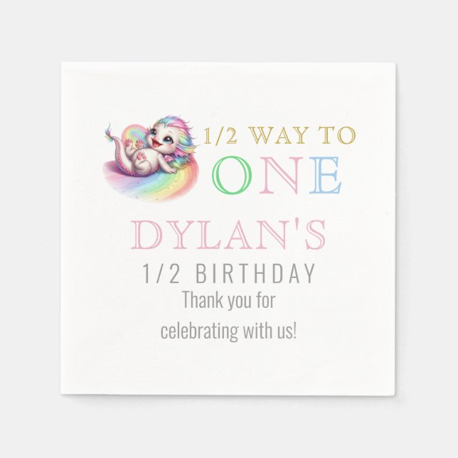 Kleiner Drache auf halbem Weg zu einem rosa 6. Geb Serviette (Vorderseite)