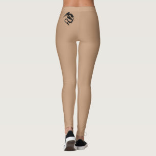Kleiner Drachentattoo im Hintergrund der Hautfarbe Leggings
