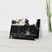 Kleiner Engel auf einem wolkigen Geburtstag