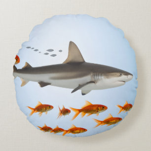 Kleiner Fisch großer Schatten Rundes Kissen
