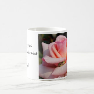 Kleiner grüner Frosch in rosa Rosen-"Hopfen-" Tasse