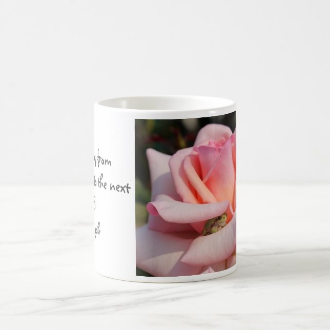 Kleiner grüner Frosch in rosa Rosen-"Hopfen-" Tasse (Mittel)