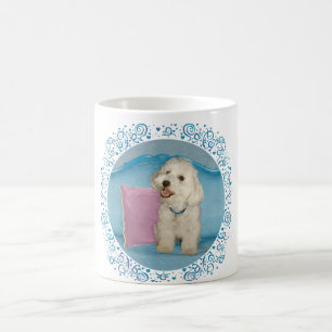 Kleiner Havanese auf türkisfarbenem Sofa Kaffeetasse