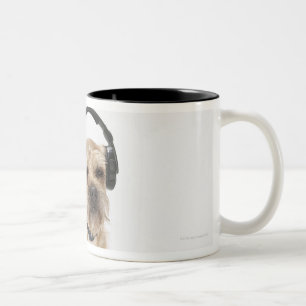 Kleiner Hundetragende Kopfhörer Zweifarbige Tasse