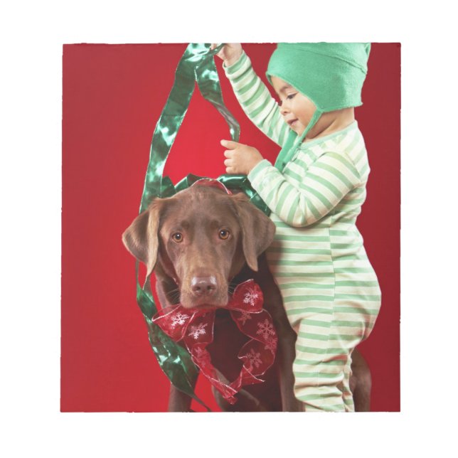 Kleiner Junge, der einen Hund schmückt Notizblock (Vorderseite)