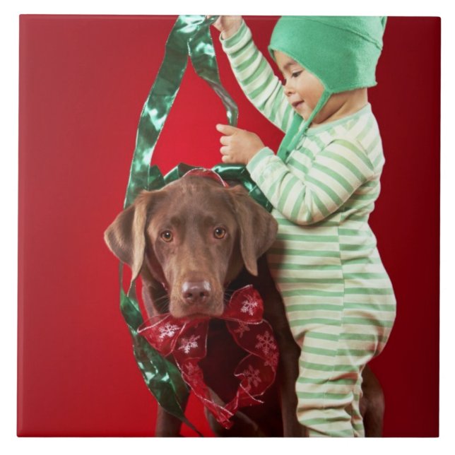 Kleiner Junge, der einen Hund verziert Fliese (Vorderseite)