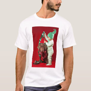 Kleiner Junge, der einen Hund verziert T-Shirt