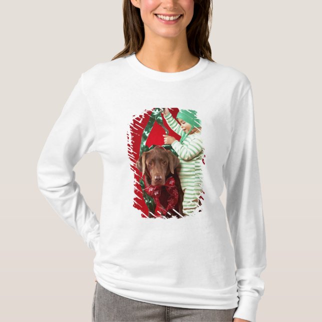 Kleiner Junge, der einen Hund verziert T-Shirt (Vorderseite)