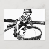 Kleiner Junge, der mit Vintager Kunst und Tracht s