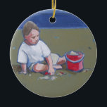 Kleiner Junge mit Sandcastle und Beach Bucket Keramikornament<br><div class="desc">Sandy Junge am Strand Spielen mit Bucket Dieser kleine, süße Strandjunge spielt am Strand mit seinem hellen roten Eimer. Hast du als Kind im Sand gespielt? Das ist ein wunderschönes Bild eines kleinen Jungen, der im Sand spielt; es ist ein klassisches Sand-Baby-Gebäude, ein Sandschloss. Der kleine Junge trägt ein weißes...</div>