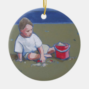 Kleiner Junge mit Sandcastle und Beach Bucket Keramikornament