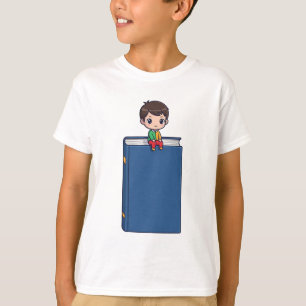 Kleiner Junge sitzt auf großem blauem Buch Kinder T-Shirt