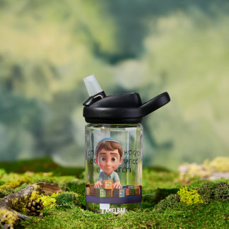 kleiner Junge spielt mit Bausteinen mit Bracha Trinkflasche