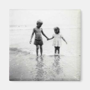 Kleiner Junge und Mädchen, die Handmagneten hält Magnet