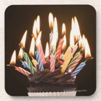 Kleiner Kuchen mit Geburtstagskerzen