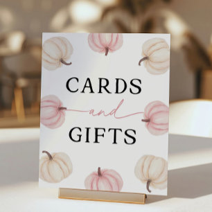 Kleiner Kürbis, der eine Karte und Geschenke dreht Poster