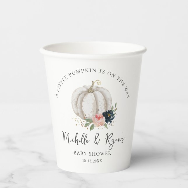 Kleiner Kürbis ist auf dem Weg zur Babydusche Pappbecher (Vorderseite)