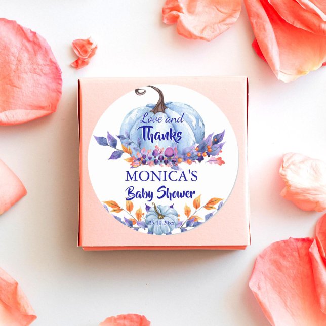 Kleiner Kürbisblauchduschfavorit Runder Aufkleber (Little pumpkin boy baby shower  thank you favor gift stickers blue pumpkin autumn foliage favor)