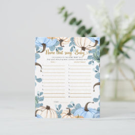 Kleiner Kürbisname, der das Baby-Duschspiel spielt