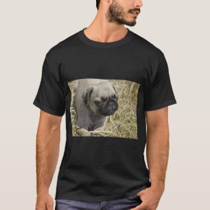 Kleiner Mops-Welpe auf einem Feld T-Shirt