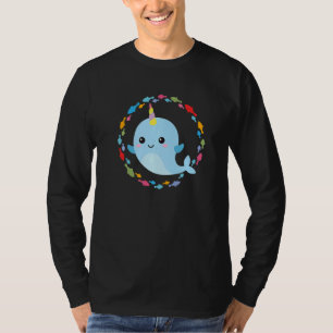 Kleiner Niedlicher Narwhal in einem farbenfrohen K T-Shirt