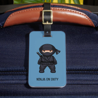 Kleiner Ninja-Krieger auf blauem Gepäckanhänger