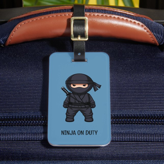 Kleiner Ninja-Krieger auf blauem Gepäckanhänger (Vorderseite Insitu 2)