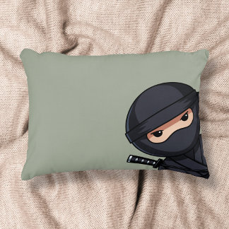 Kleiner Ninja-Krieger auf dekorativem Kissen in Sa