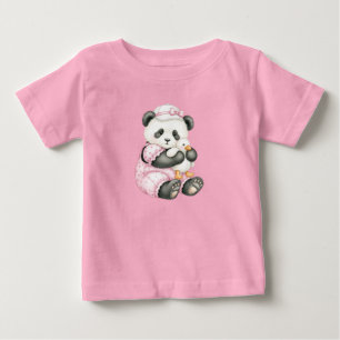 Kleiner Panda in einem rosa Jumpsuit von Natasha U Baby T-shirt