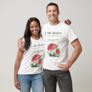 Kleiner Pilz ist auf dem Weg Baby Dusche Invitati T-Shirt