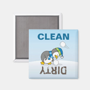Kleiner Pinguin bekommt eine Schneeball Magnet