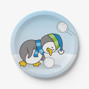Kleiner Pinguin bekommt eine Schneeball Pappteller