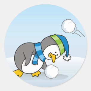 Kleiner Pinguin bekommt eine Schneeball Runder Aufkleber