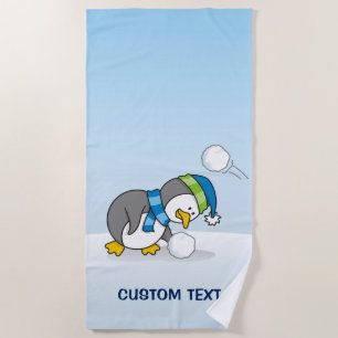 Kleiner Pinguin bekommt eine Schneeball Strandtuch