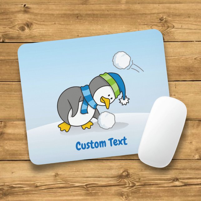 Kleiner Pinguin bekommt eine Schneeballmaus Mousepad (Von Creator hochgeladen)