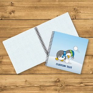 Kleiner Pinguin bekommt einen Schneeball Notizbuch